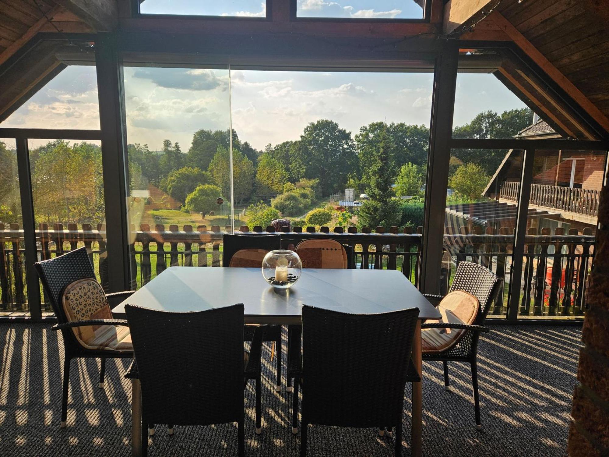 Fewo Mit Balkon, Zimmermann Apartment Strasen Bagian luar foto